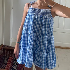 Rutig klänning - Blå-vit-rutig sommarklänning. Storlek XS men ganska vid o stretchig så skulle säga att den passar S&M också då banden även är reglerbara! Supersöt och sprillans ny, nyskick då den är oanvänd! 💙💙💙 Kolla även min senaste annons, har lagt upp en liknande klänning💙
