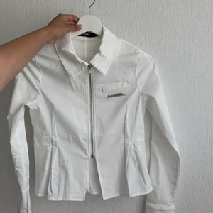 Topp  - Skitsöt och cool skjorta/topp. Storlek S men skulle säga den är XS! Användes aldrig pga för liten. 