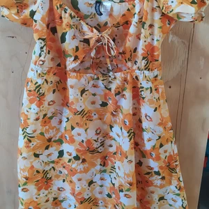 NY oanvänd cutout dress - Strl 44. Skitsnygg men passade tyvärr inte mig.