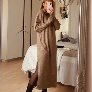 Stickad klänning  - Stickad klänning i ljusbrunt. Kollektion: Gina x Maja Nilsson Lindelöf 