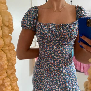 Långklänning 💙 - Från Shein, tyvärr lite stor för mig så knappt använd 💙 storlek S. Bud från 90 kronor ☀️🍦 LÄGG BARA BUD OM DU VILL OCH KAN KÖPA 🤍