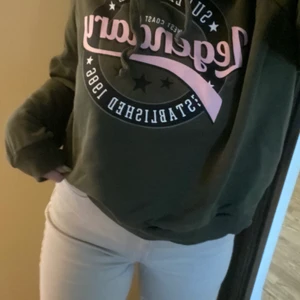 gina tricot hoodie strl M - Säljer en lite äldre gina tricot old school hoodie i storlek M, lite oversized men sann i storlek. Trots åldern så är den i bra skick, den gröna färgen är lite tvättblekt. Buda i kommentarer eller skriv till mig privat 😊