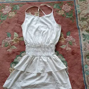 Säljer min söt vit unik vologoklänning som har fint still på ryggen och man kan ha den I olika stil. Säljer den eftersom jag är tröja med den.Finns fler bilder och kopare står på frakt .Då kameran tog inte bra bilder 