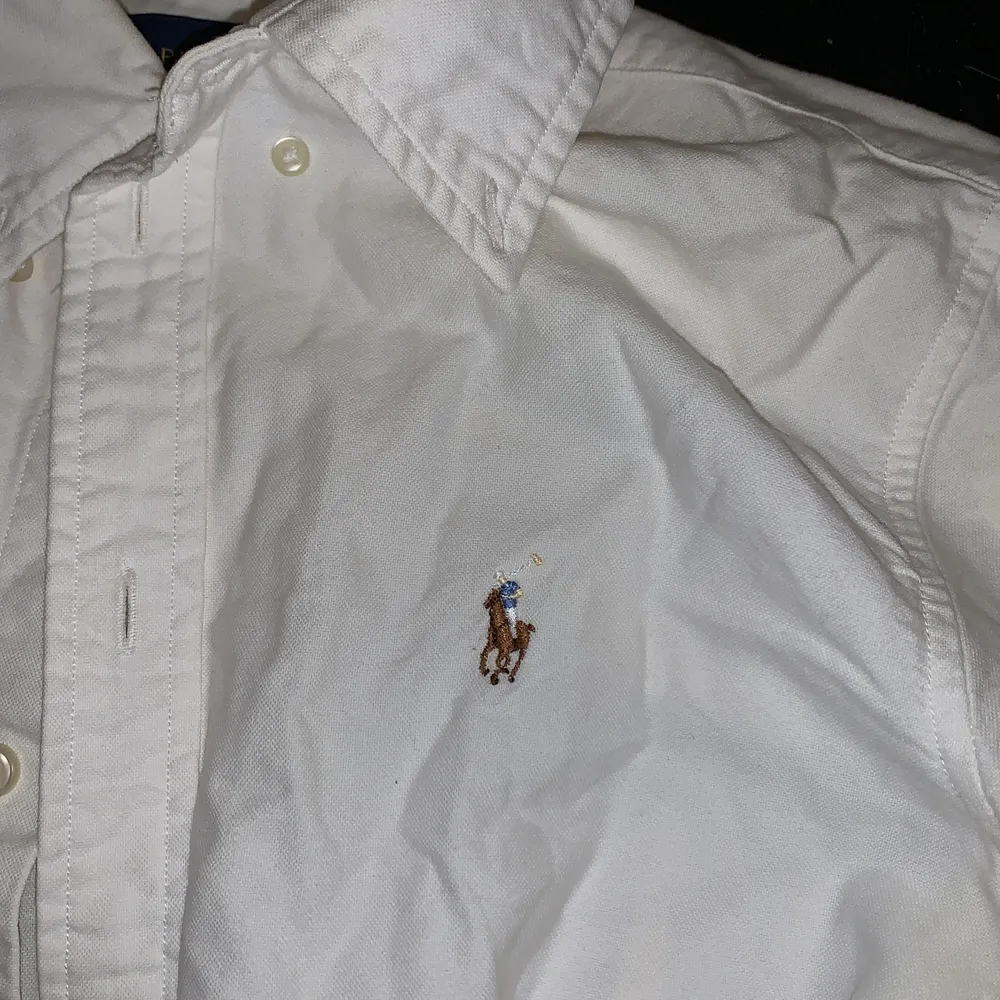 En fin Ralph damskjorta i vitt! Knappt använd och inköpt för över 1000kr. . Skjortor.