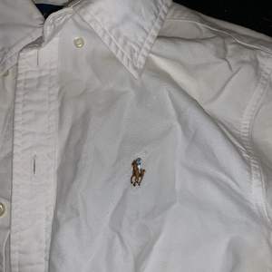 En fin Ralph damskjorta i vitt! Knappt använd och inköpt för över 1000kr. 