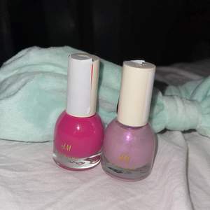 Två st jättefina nagellack i en glittrig lila och en rosa ( kan säljas separat) 20kr för båda och 10 kr för en