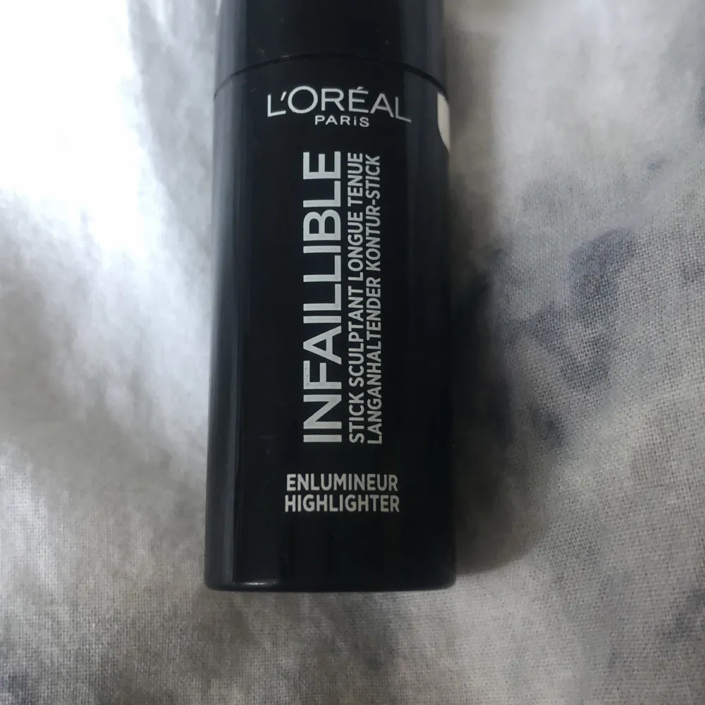 Infaillible Longwear Shaping Highlighter Stick från L’oréal Paris i färgen 501 Oh My Jewels, såklart oöppnad. Säljs för 149kr på Parfym.se 🖤 15kr frakt om du betalar via swish (inte spårbar). Skönhet.