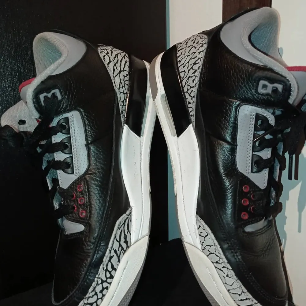 Nike Air Jordan 3 year2010  // clrway 'black cement' // storlek 43 uppskatta t skick ; 6.5 av 10, eftersom originallådan inte medföljer, förutom det är det inga större skador på lädret utom en liten del creasing på ytter sulan // alla frågor välkomna!!. Skor.