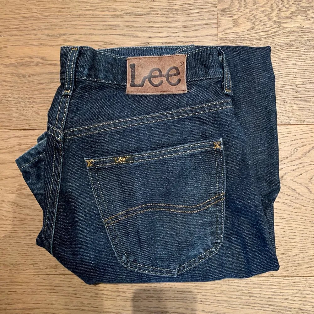 Balla å enkla jeans från Lee som jag inte använder. . Jeans & Byxor.