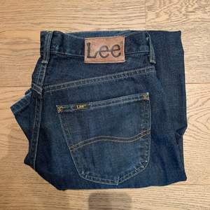 Balla å enkla jeans från Lee som jag inte använder. 