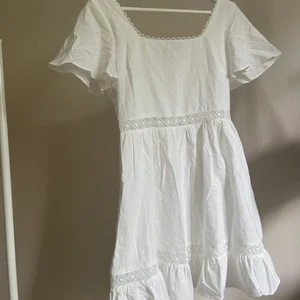 Klänning M - Jättefin klänning som tyvärr är för liten för mig. Aldrig använd 