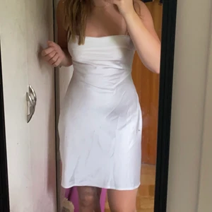 Vit klänning  - Använd få tal gånger, jättefin klänning med knytning i ryggen. Formar sig fint efter kroppen✨ Bättre bilder kan fixas om de önskas💓