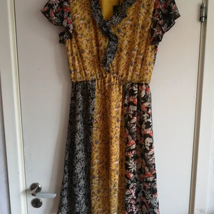 Ny klänning Strl M - Ny klänning Strl M Aldrig använd lappen är kvar Hel ren rök djur fri 