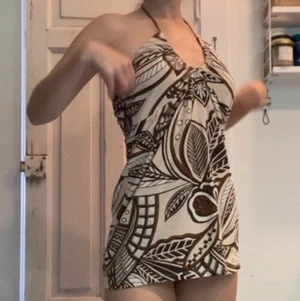 Zara halterneck klänning  - Jättesöt halterneck klänning från Zara (säljs ej längre) som är fööör kort på mig. Kan även bäras som blus efter smak. Jättecoolt brun + beige mönster och knyts bakom nacken. Snörena har jättefina pärlor! Fler bilder och svar på frågor kan skickas privat!! 🤎🤎