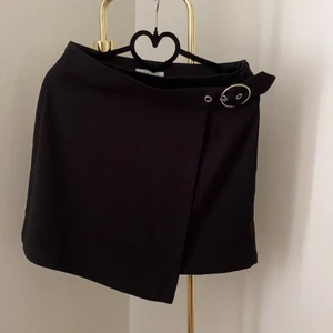 Svart minikjol - Kort kjol med silvrig spänndetalj på sidan 💗💗💗