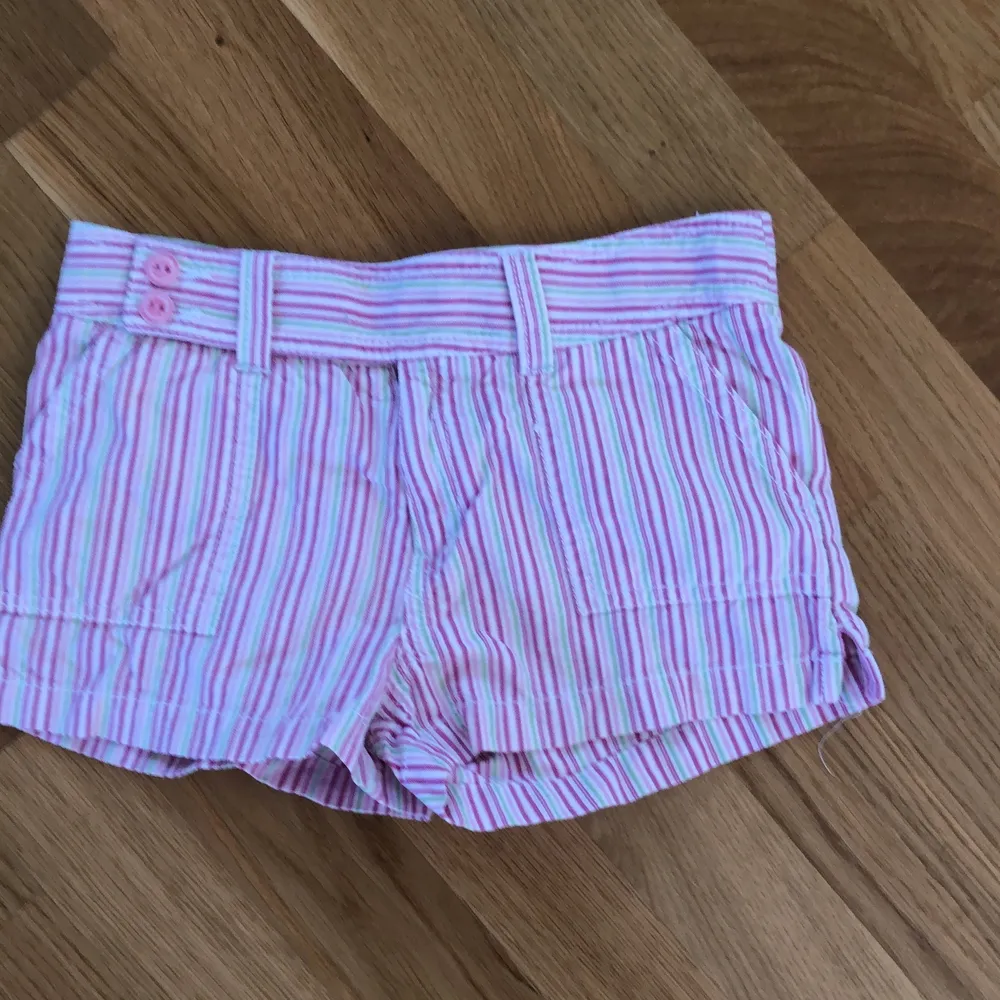Säljer ett par shorts för 30 kr. Jag säljer dom här för att dom är för små. Dom är i bra skick!😃. Shorts.