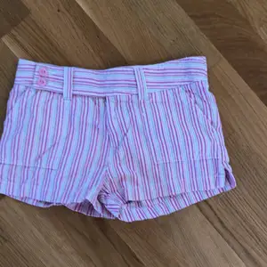 Säljer ett par shorts för 30 kr. Jag säljer dom här för att dom är för små. Dom är i bra skick!😃
