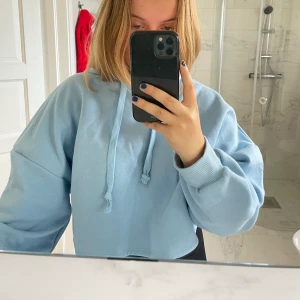 Croppad hoodie från Gina - Kortare hoodie från Gina! Aldrig använd! 💙💙
