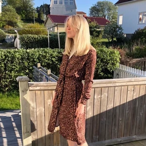 Klänning!  - Suuuper snygg klänning som passar året om!! Storlek 32 (jag har vanligtvis storlek 34/36 men den passar på mig) 💛 Bara att skriva om det finns frågor !!!!