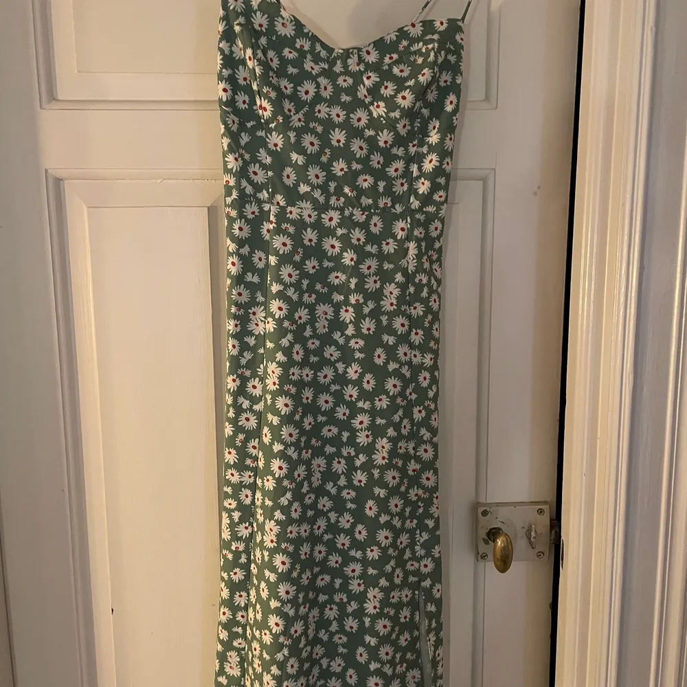 Superfin grön klänning i storlek 34 men skulle passa en 36💕i nyskick då den aldrig är använd✨. Klänningar.