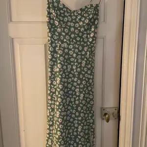 Superfin grön klänning i storlek 34 men skulle passa en 36💕i nyskick då den aldrig är använd✨