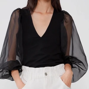 Zara puffsleeve blus - Jättefin blus med luftiga ärmar, supersnygg till ett par Jeans eller kostymbyxor 💕 fler bilder kan skickas!