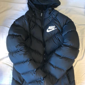 🖤Svart dunjacka från Nike🖤 - En skön och snygg jacka till lite kallare väder🖤🖤Den är i storlek XL men passar bra på mig som brukar ha S!