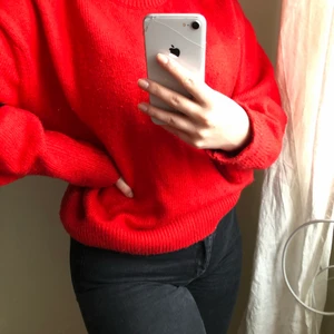 Stickad röd tröja - Säljer en gosig stickad tröja. Älskar färgen som lyser upp😊 passformen är lite oversized. Kan mötas upp i Stockholm alternativt frakta, men då står köparen för fraktkostnaden 😌💓