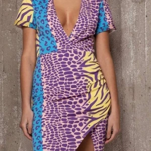 Ivyrevel klänning  - Superfin klänning från Ivyrevel i nästan nyskick. Jättesnygg passform och härliga färger. Stl xs stretchig så kan även passa en storlek s. Hämtas eller skickas med postnord spårbart.