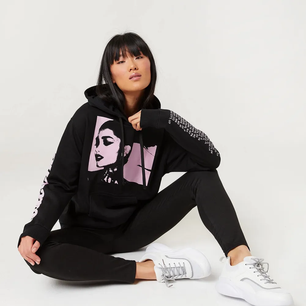 ariana grande hoodie i storlek Small, nypris 800 kr köpt på hnes konsert 2019. . Tröjor & Koftor.