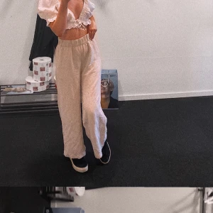 Trendig topp🤍🤍 - Använd endast 1 gång på min killes student, inte kommit till användning sen dess! Väldigt skön satin material och bra kvalite! Frakt INGÅR i priset 💗💗 finns matchande satin byxori XS om det skulle vara intressant! Båda för 300kr 💗