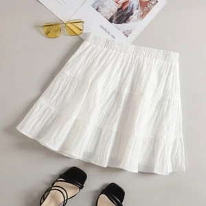 Vit kjol - Säljer denna söta vita kjol. Aldrig använd så i nyskick 🤩 köparen står för frakten skriv för fler bilder 💕 