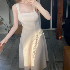 Super fin klänning med fyrkantig halsringning! - Säljer denna fina klänningen från ASOS! Endast använd 1 gång så den är i nyskick! Normal i passform och i storlek och har ett töjbart tyg! 200 kr + frakt! (Original pris 478 kr) 