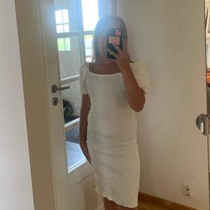 ”Nelma smock dress” Superfin helt ny klänning från ginatricot i stolek s. Har aldrig använt den. Materialt är ganska tjockt och ribbat och den har såkallat ”puff” ärmar. Säljs för 100kr. Skickas antingen spårbart för 66kr eller inte spårbart för 45kr. 