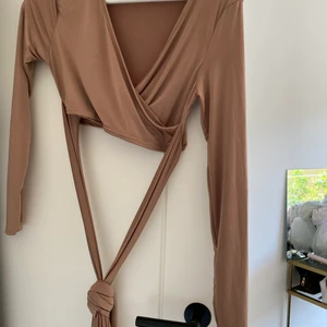 2 pack, svart och biege - Svart likadan tillkommer med den biega (råkat radera bilden på den svarta). bildbevis på att den svarta kommer med skickas till köparen,  Två tröjor för ett pris. Knytning runt midjan. Köpt för 200kr styck 