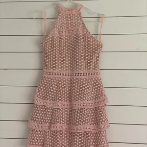 Sommarklänning - Sommarklänning från AX PARIS. Använt en gång. Jättefint skick. Älskar klänningen men tyvärr är den inte min stil längre. Köparen står för frakt💖 liten i storlek så skulle säga passar XS/S