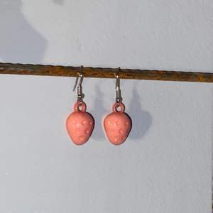 cute and adorable small strawberry earrings !! love these. a bit more simple than the rest lf the stuff im sellinf but a great add to anyone’s earring-collection:) 