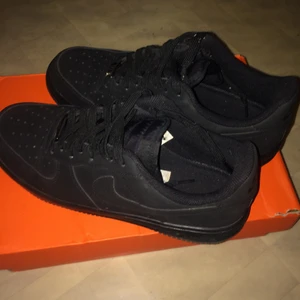 Nike airforce storlek 42. - Dom är använda enstaka gång. Nypris 1300. Säljer för 500. Kan diskuteras vid snabbaffär. 