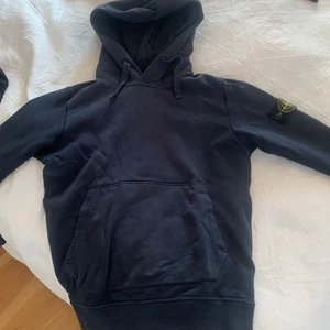 Stone island Hoodie - S - Hej! säljer en skön och snygg stone island Hoodie i storlek S!   Skick: 7/10.                                                                                   Det är en ganska liten S och passar nog lite oversized på folk med Xs.
