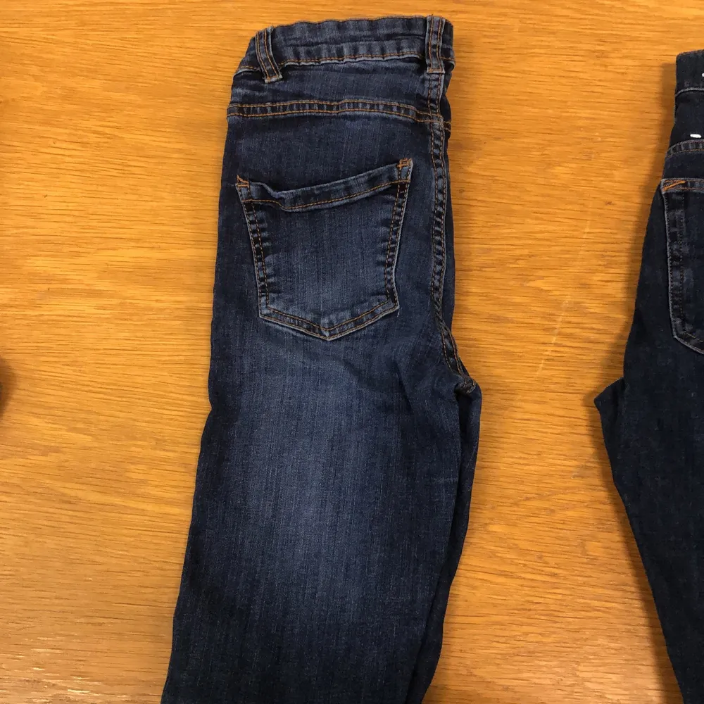 3 pack skinny jeans i bra skick. Bild nr 1: tiger of sweden W28 L30. bild nr 2: vet ej vart de är ifrån men de är i storlek XS men passar fint som S. Bild nr 3: Gina tricot storlek S. Farkut & Housut.