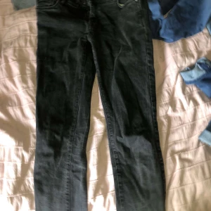 stl 36  - fina jeans lågmidjade, fint skick 