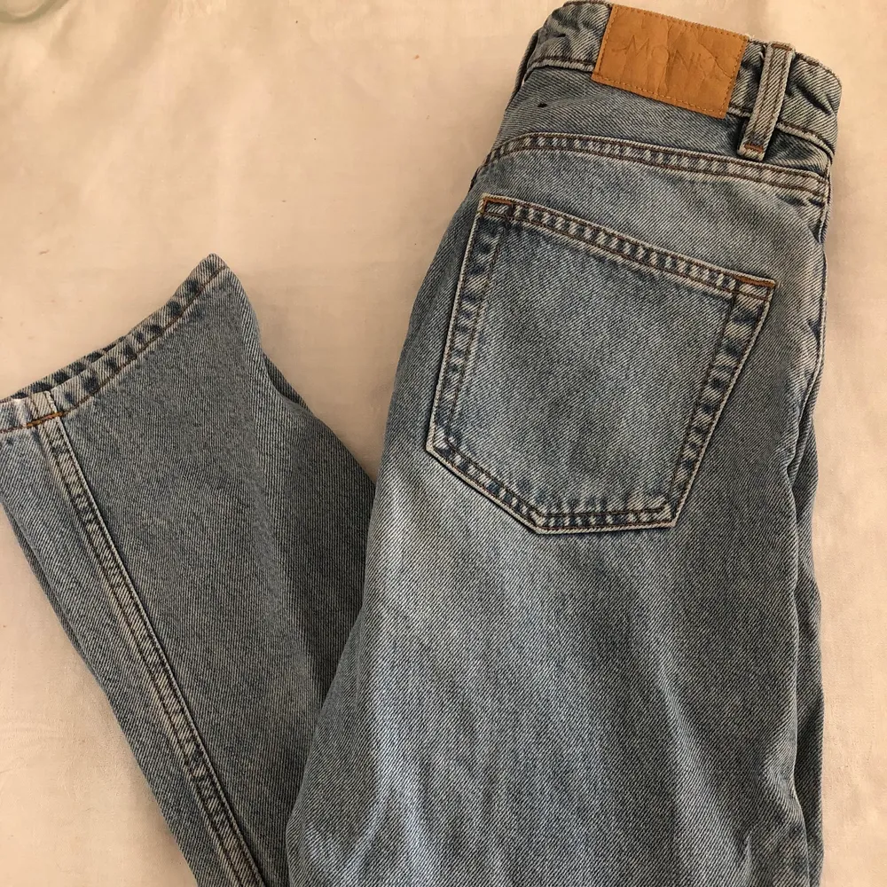 Monki blåa jeans i modellen ”Kimomo” ”Mid Blue Jeans”. Storlek 24. Fint skick. Frakt tillkommer. . Jeans & Byxor.