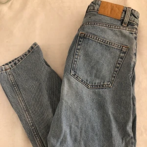 Monki Jeans - Monki blåa jeans i modellen ”Kimomo” ”Mid Blue Jeans”. Storlek 24. Fint skick. Frakt tillkommer. 