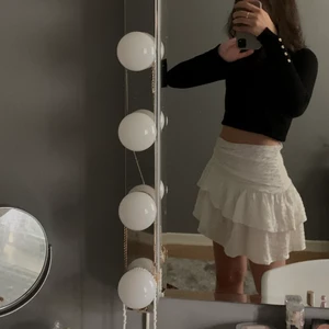 Volangkjol - Vit volangkjol ifrån Gina, använd fåtal gånger, perfekt skick