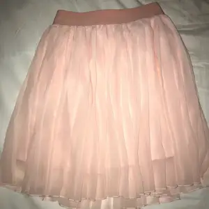 Jättefin och gullig kjol från NAKD, sparsamt använd och i fint skick!💕
