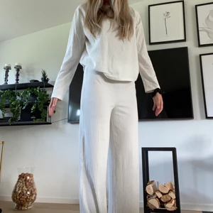 Ribatt vitt set  - Ett vitt/krämvitt ribatt set från Nelly.com. Plaggen är använda 1 gång, så i väldigt bra skick. Beroende på hur man vill att det ska sitta kan det funka för någon som är i storlek M elr L oxå, då blir det lite löst och oversized. 