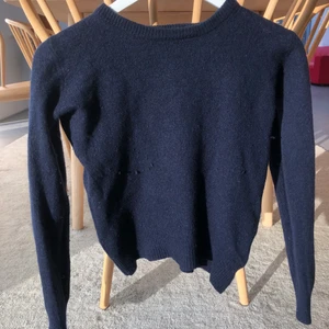 Cashmiere tröja  - Säljer min favorit tröja pga att det blivit för liten): 100% cashmiere. Står S på lappen men motsvarar en XS. 