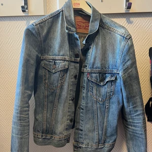 Levis jeansjacka  - Sparsamt använd jeansjacka från Levis. Storlek S. 