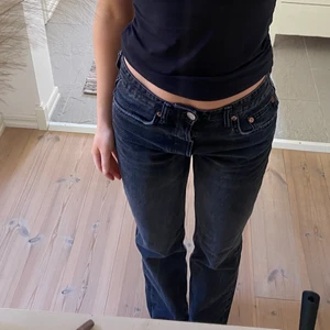 Jeans  - Svarta mid Rise jeans från zara strl 34❤️‍🔥 Avklippta längt ner och passar någon runt 160 cm! 200kr + frakt 