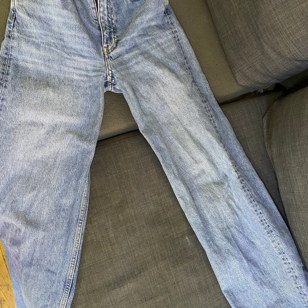 Hej säljer dessa jättesnygga Jeansen då de inte kommer till användning, har använt de 5-7 gånger så skulle säga att de har bra skick.💓. Jeans & Byxor.